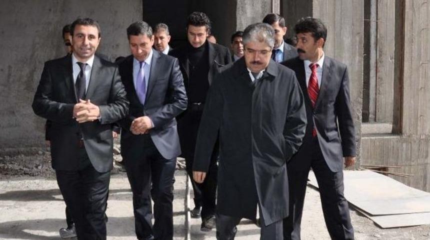 Muş Valisi &Ouml;ğretmenevi İnşaatında İncelemelerde Bulundu