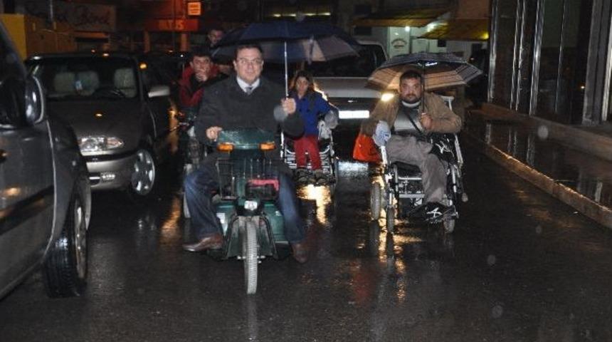 Kaldırım Engelini Vatandaşların Yardımıyla Aştılar