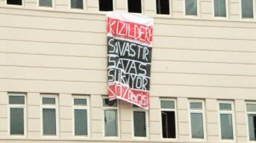 OM&Uuml;&rsquo;l&uuml; &Ouml;ğrencilerden Pankartlı Eylem
