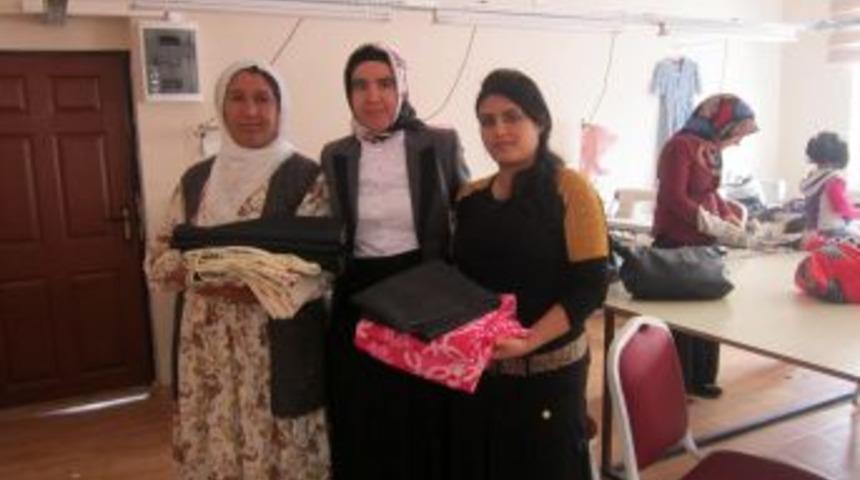 Derik&rsquo;te Kursiyerlere &Uuml;cretsiz Malzeme Dağıtıldı