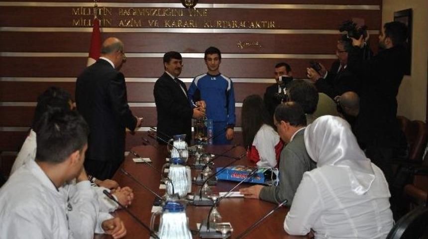 Vali &Ouml;z&rsquo;den Başarılı Sporculara Hediye