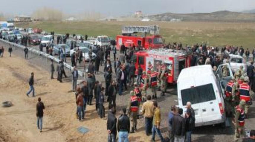 Ağrı'da &Ouml;ğrenci Servisi Otomobille &Ccedil;arpıştı: 3 &Ouml;l&uuml;, 11 Yaralı