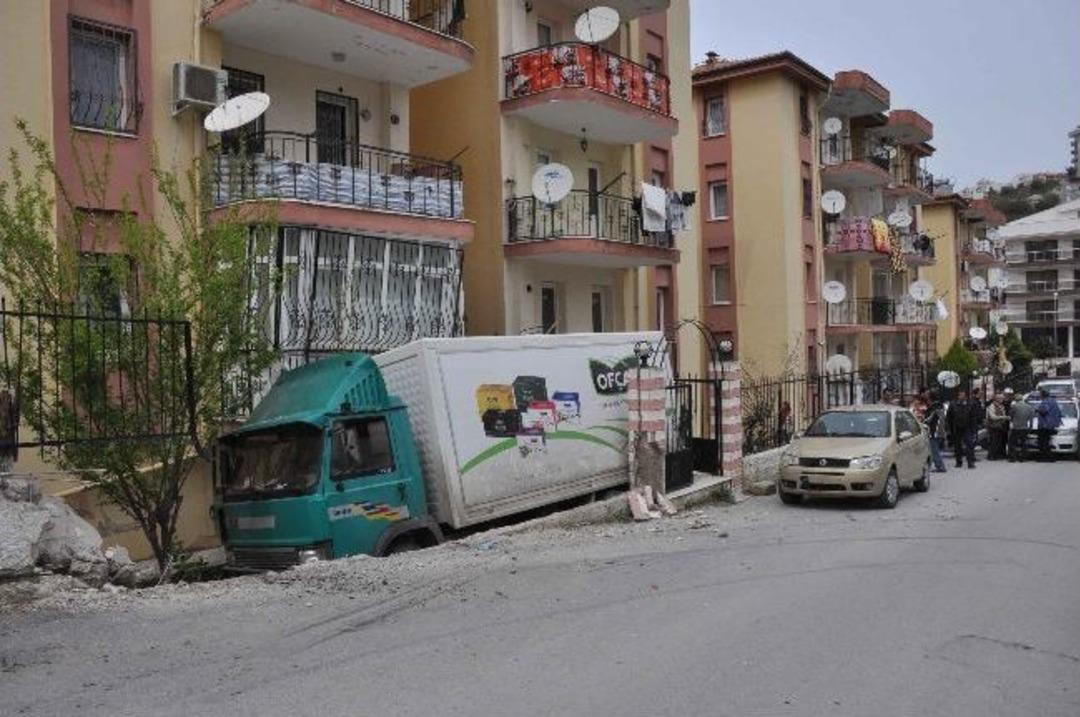 Freni Patlamayan Kamyon Apartmana Girdi