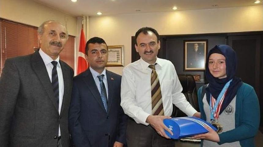 Kayakta T&uuml;rkiye Birincisi Olan Buket &Ccedil;etinkaya&rsquo;ya İl Milli Eğitim M&uuml;d&uuml;r&uuml;nden &Ouml;d&uuml;l