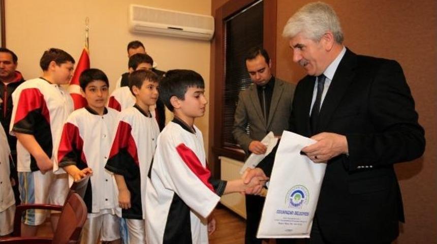 Minik Basketbolcular Başarılarını Başkan Sakallı İle Paylaştı