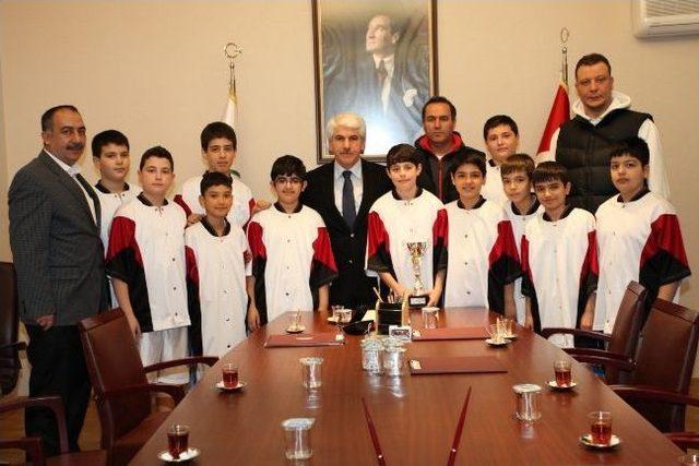 Minik Basketbolcular Başarılarını Başkan Sakallı İle Paylaştı 1