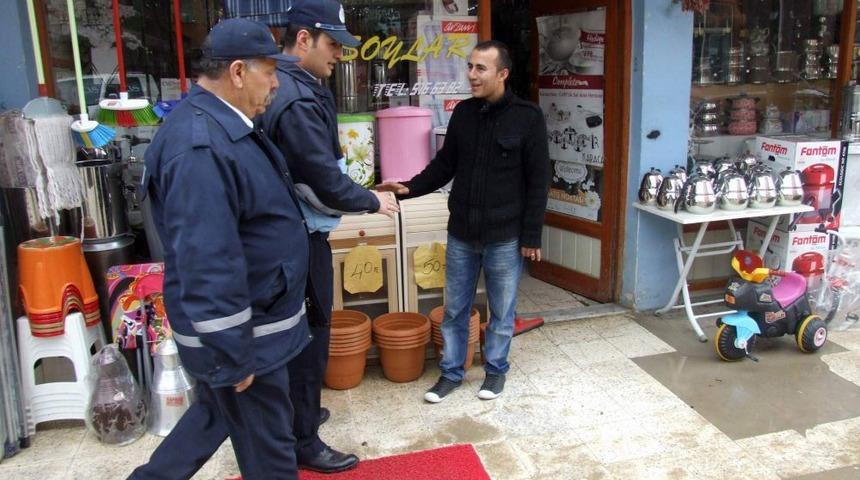 Zabıtadan Kaldırımları Işgal Eden Iş Yeri Sahiplerine Uyarı