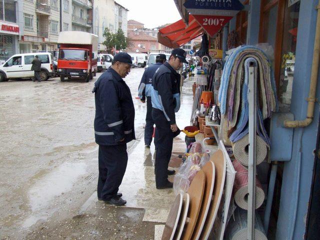 Zabıtadan Kaldırımları Işgal Eden Iş Yeri Sahiplerine Uyarı 1