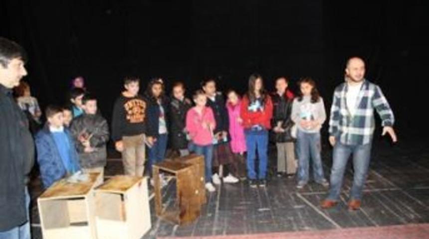 &Ouml;ğrenciler sahne arkasını g&ouml;rd&uuml;