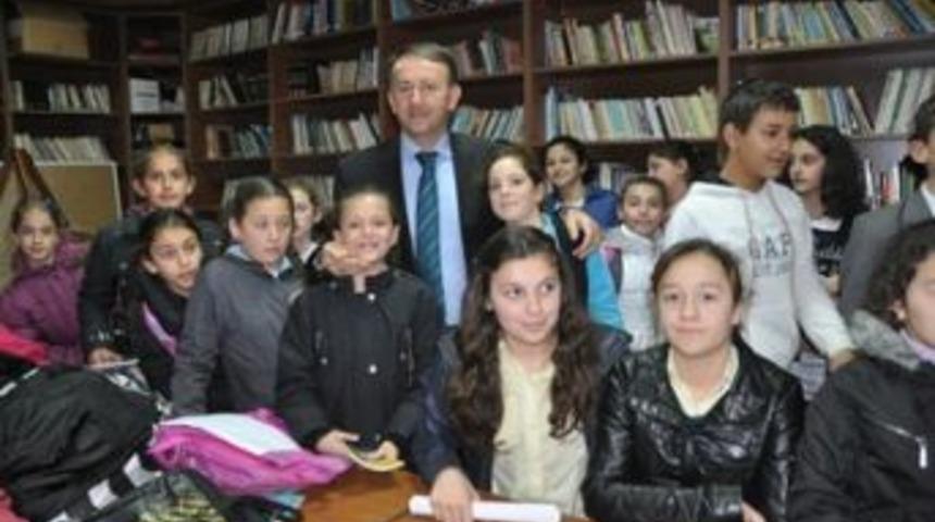 Karabalık, k&uuml;t&uuml;phane sevdalılarını &ouml;d&uuml;llendirdi