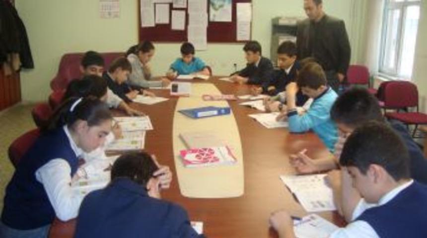 &Ouml;ğrencilerini Her G&uuml;n 2 Saat &Uuml;cretsiz Ders Vererek SBS'ye Hazırlıyor