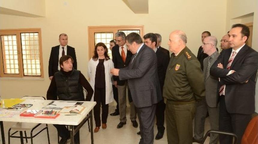 Vali İzzettin K&uuml;&ccedil;&uuml;k T Tipi Ceza İnfaz Kurumunu Ziyaret Etti