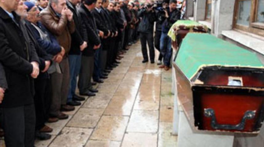 Emniyet m&uuml;d&uuml;r&uuml;n&uuml;n anne-babası toprağa verildi