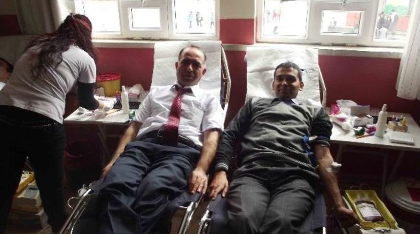 &Ouml;ğretmen Ve Veliler 80 &Uuml;nite Kan Bağışı Yaptı