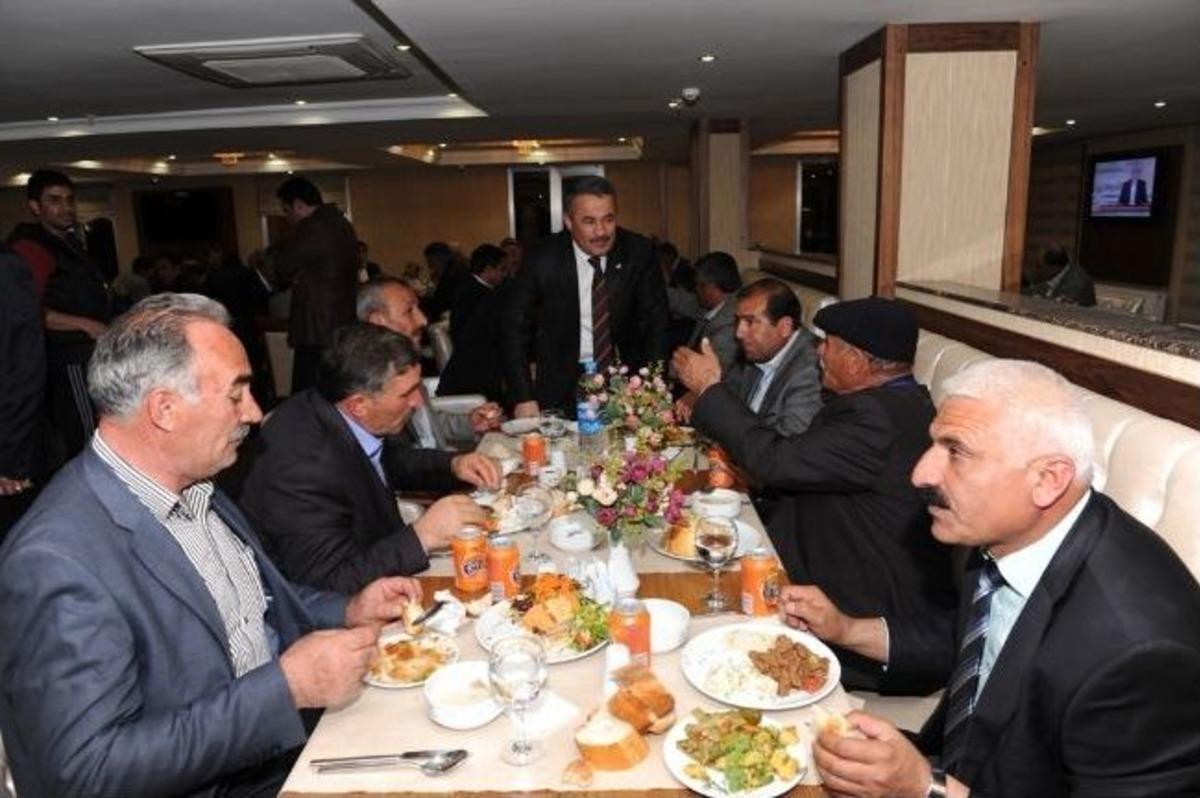 Ak Parti Van Milletvekilleri, Ankara&rsquo;da Şehit Yakınları, Gazileri Ve Muhtarları Kaldıkları Otelde Ziyaret Etti