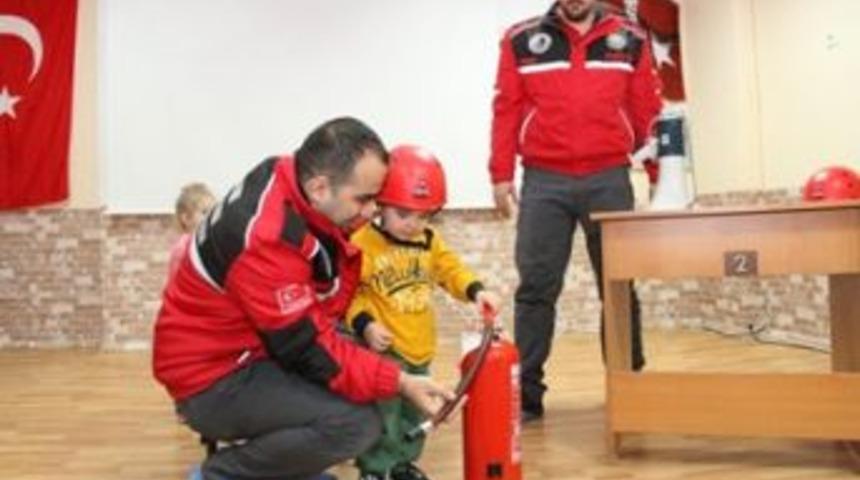 Kreş &ouml;ğrencilerine yangın tatbikatı