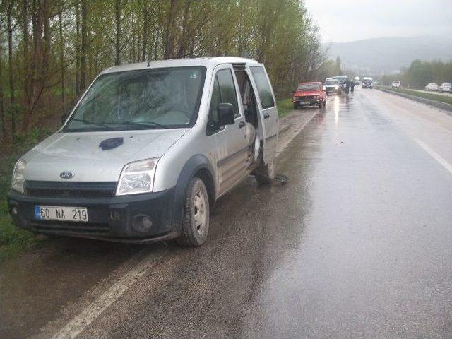 Koyun S&uuml;r&uuml;s&uuml;ne Ara&ccedil; &Ccedil;arptı: 1 Yaralı 1