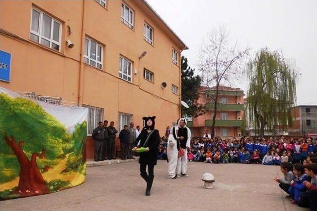 Karasu’da Tiyatrolu Kutlama