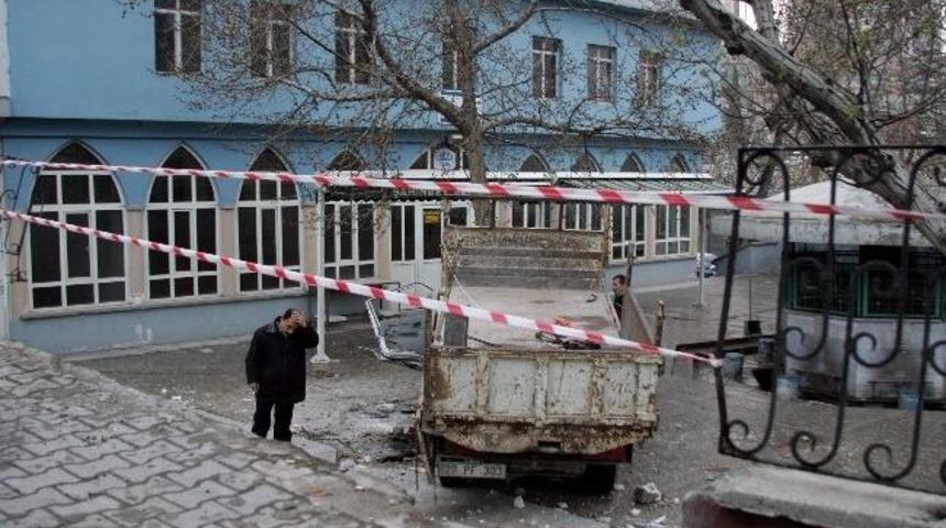Direksiyon Hakimiyeti Kaybolan Kamyon Cami Avlusuna Girdi