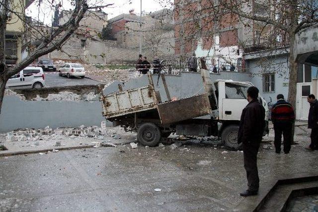 Direksiyon Hakimiyeti Kaybolan Kamyon Cami Avlusuna Girdi