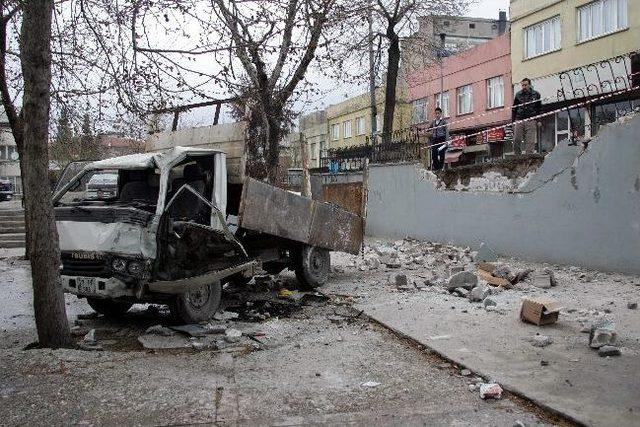 Direksiyon Hakimiyeti Kaybolan Kamyon Cami Avlusuna Girdi