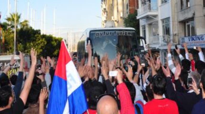 Beşiktaş Kafilesi, Fethiye'de Sevgi Seliyle Karşılandı