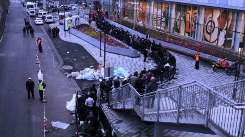 Mağaza Açılışı Öncesi Geceden Sıraya Girdiler