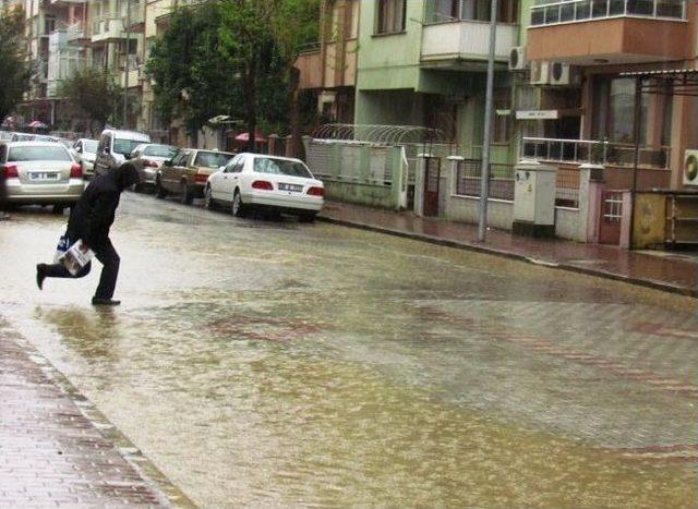 Ödemiş’te Yağış, Tahliye Hatlarını Zorladı