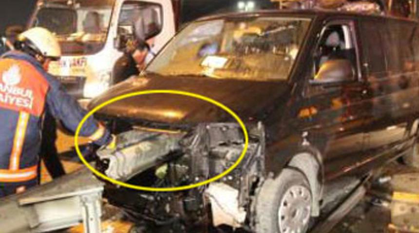 Minib&uuml;s bariyerlere saplandı