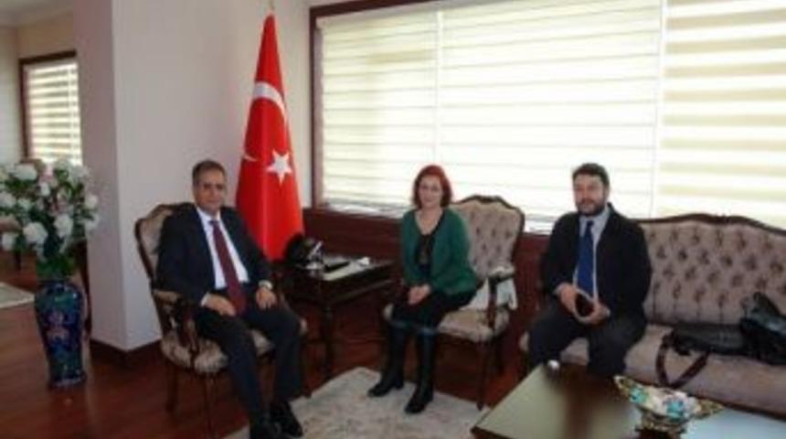 İzmir M&uuml;ltecilerle Dayanışma Derneği'nden Vali Tapsız&rsquo;a Ziyaret