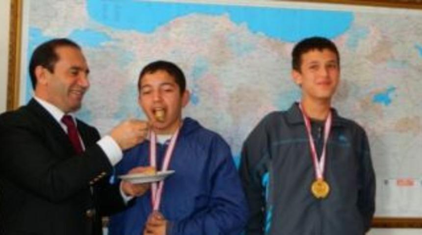 Kumluca Kaymakamı Elleriyle Besledi