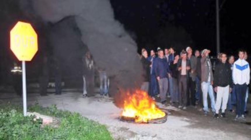 Hemzemin Ge&ccedil;it Kapatılınca K&ouml;yl&uuml;ler Tren Yolunu Işgal Etti