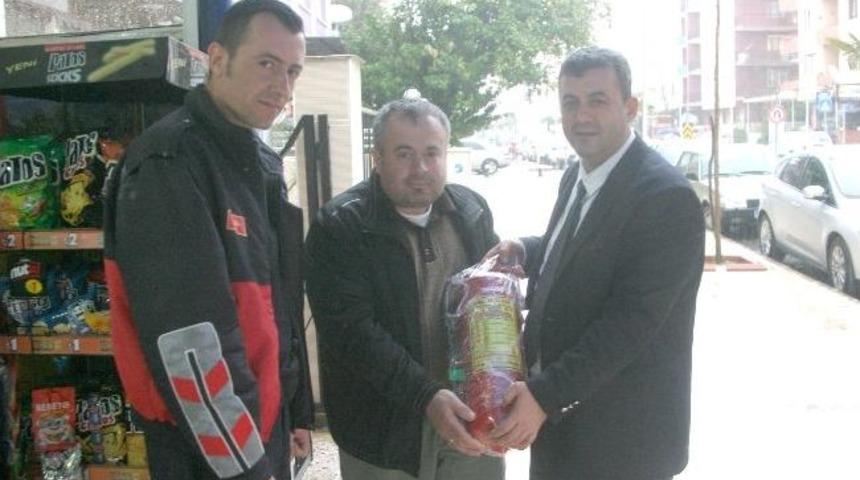 İtfaiye M&uuml;d&uuml;r&uuml;, &Ouml;rnek Vatandaşı Yangın T&uuml;p&uuml; İle &Ouml;d&uuml;llendirdi