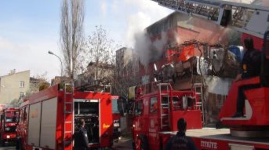 Alevlerden Kurtulmak I&ccedil;in Atlayan Anne Ile Kızı Yoğun Bakımda