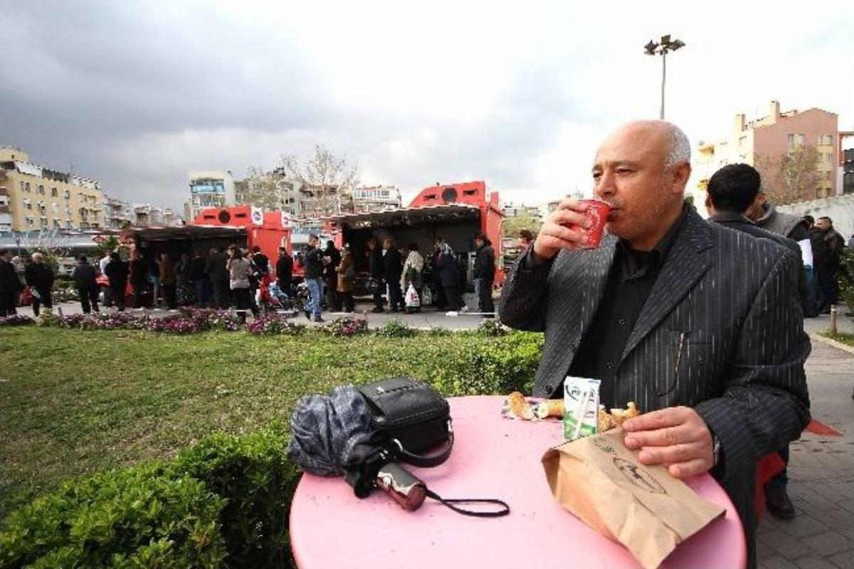 Karşıyakalılar İskelede Kahvaltıyı &Ccedil;ok Sevdi