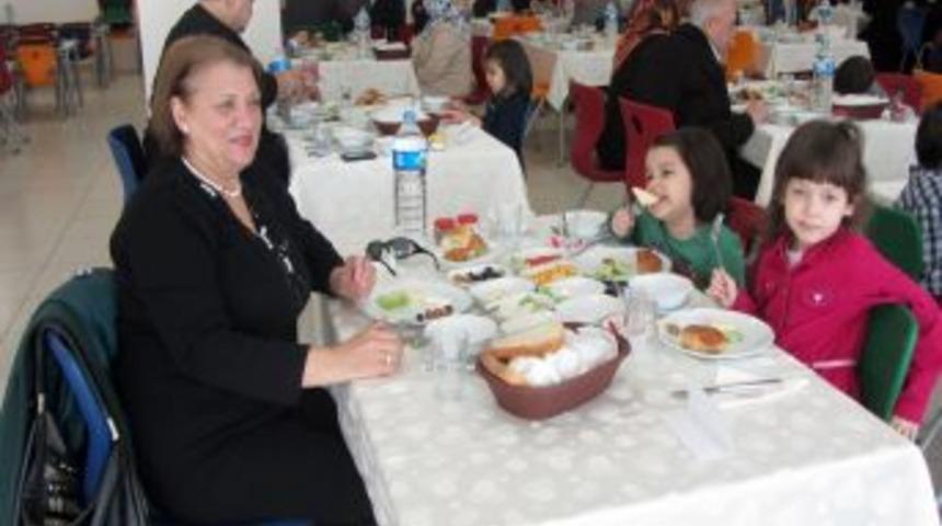 Minikler Dedeleriyle Kahvaltıda Buluştu
