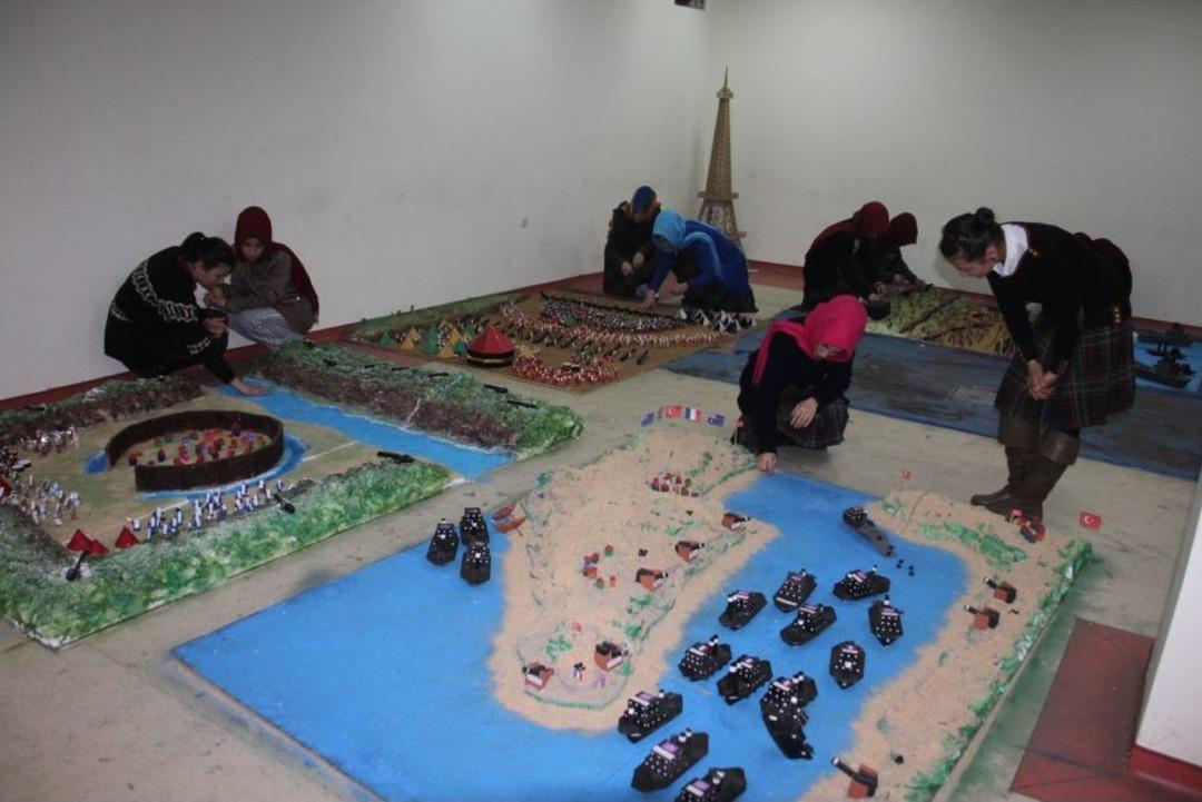 Tarih &Ouml;ğretmeni &Ouml;ğrencilerine Osmanlı'nın Savaşlarını Yaşatarak &Ouml;ğretiyor