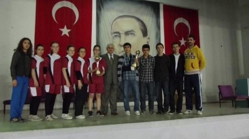 Boz&uuml;y&uuml;k Anadolu &Ouml;ğretmen Lisesi Badmintonda İl Şampiyonu Oldu