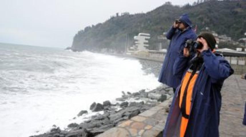 G&uuml;rcistan'da Deniz Dalgalarının Yuttuğu Şahıs Bulundu