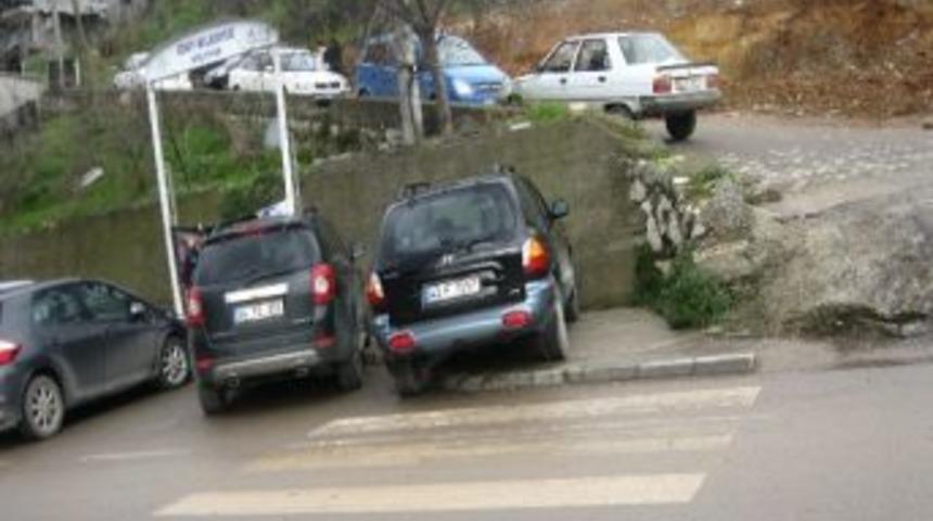 Zabıtadan Kaldırım Parkı Cezası