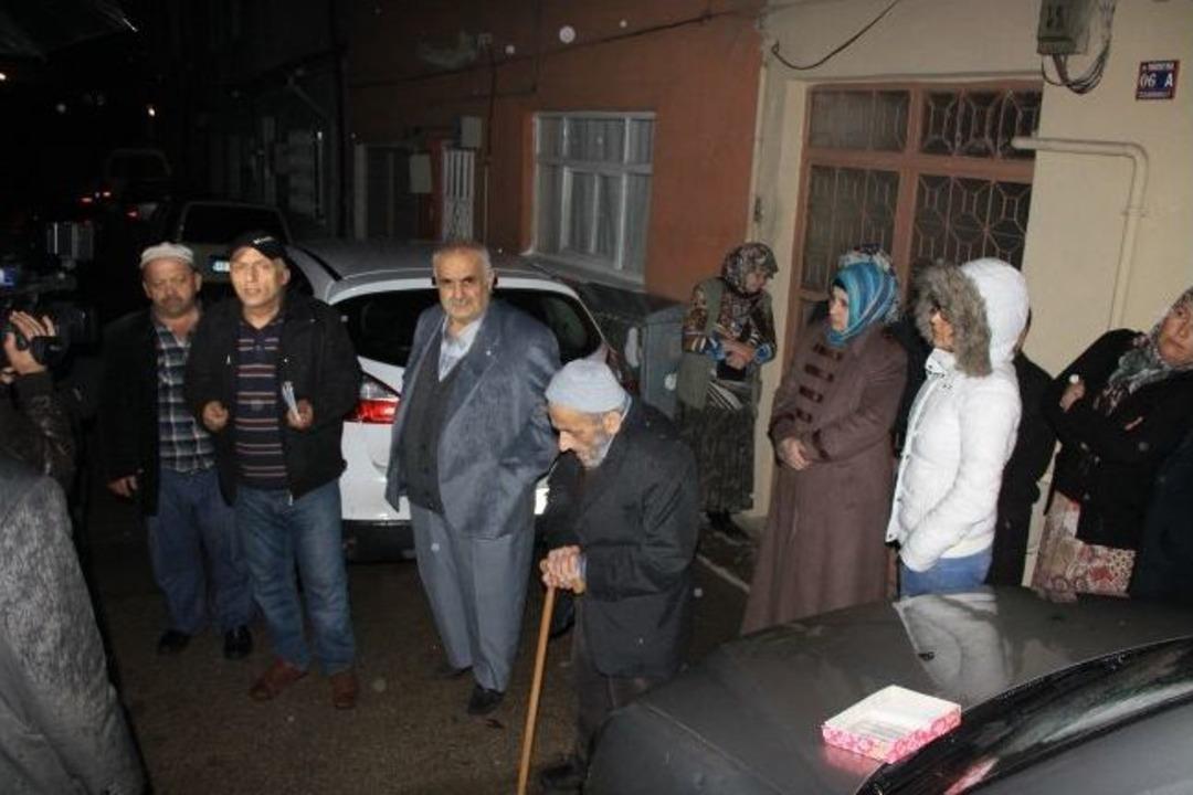 İneg&ouml;l'de Sokak Lambaları Yanmayan Vatandaşlardan Mumlu Protesto