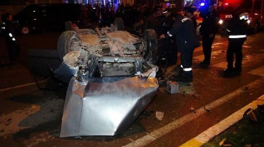 Adıyaman&rsquo;da İki Otomobil &Ccedil;arpıştı: 8 Yaralı