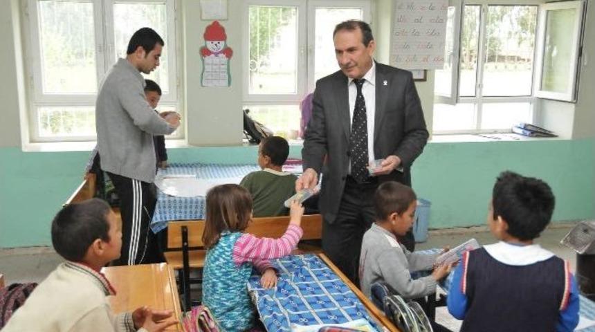 Osmaniye&rsquo;de K&ouml;ylerde 3 Bin Kalem Ve Silgi Dağıtıldı