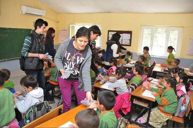 Osmaniye’de Köylerde 3 Bin Kalem Ve Silgi Dağıtıldı