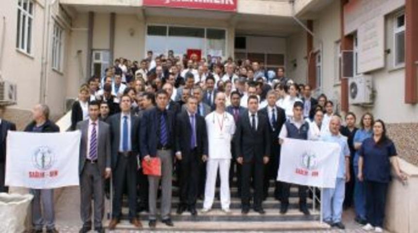 Sağlık &Ccedil;alışanları, Doktora Saldırıyı Protesto Etti