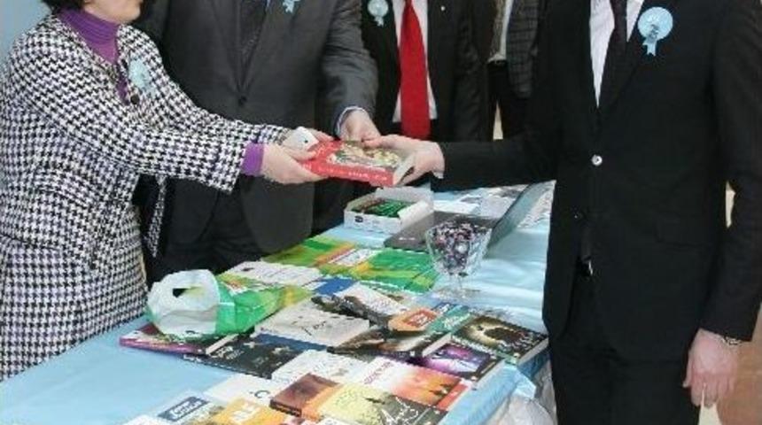Gaziantep'te Okuma Alışkanlığı İçin Kitap Dağıtıldı