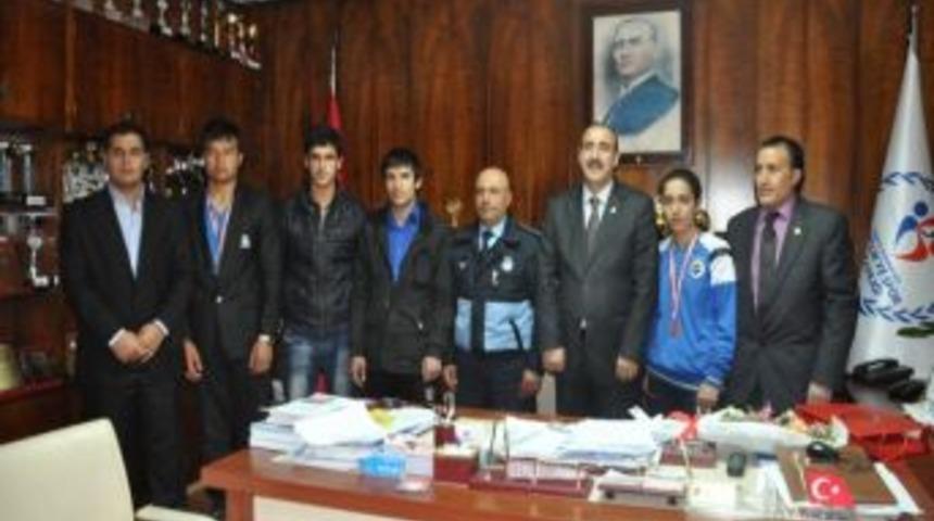 Başarılı Boks&ouml;rler, İl M&uuml;d&uuml;r&uuml; Fındıklı&rsquo;yı Ziyaret Etti