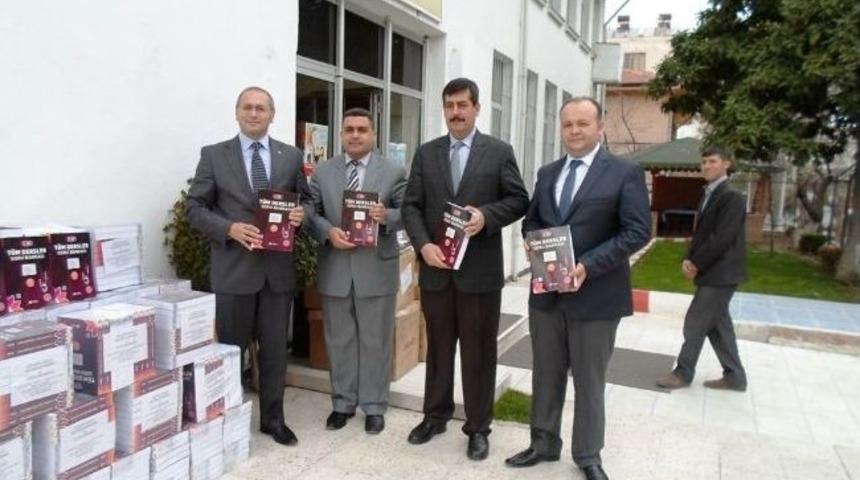 G&ouml;rdes'te Sınava Girecek &Ouml;ğrencilere Test Kitabı Dağıtıldı