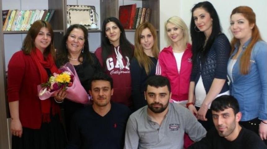 &Uuml;niversite &Ouml;ğrencilerinden Huzurevine Okuma Odası