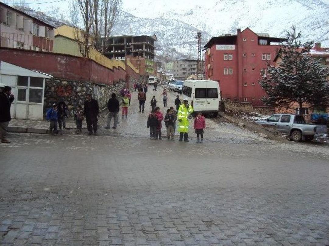 Belediye Trafik Memuru &Ouml;ğrencilerin G&ouml;nl&uuml;nde Taht Kurdu